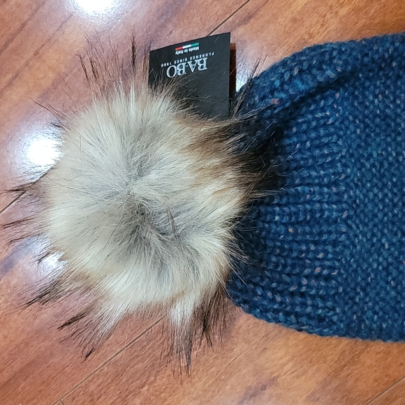 NWT knit faux fur pom hat